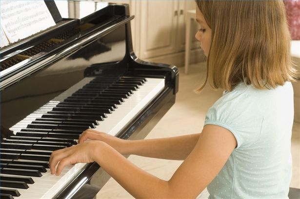Hra na piano, klavír Zdroj: http://www.ehow.com | Hra na klávesové nástroje